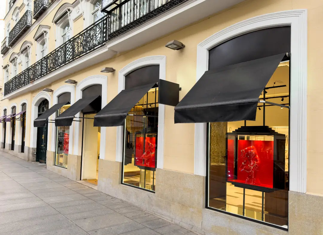 Façade vitrine de magasin en aluminium sur mesure à Aimargues